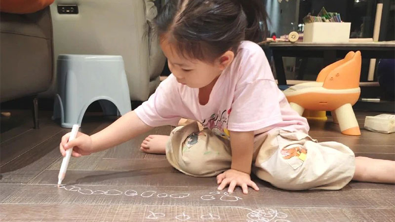 熊孩子趴地搞藝術(shù)，家里地板變畫(huà)布！媽媽?zhuān)盒液卯?dāng)初買(mǎi)的是天格